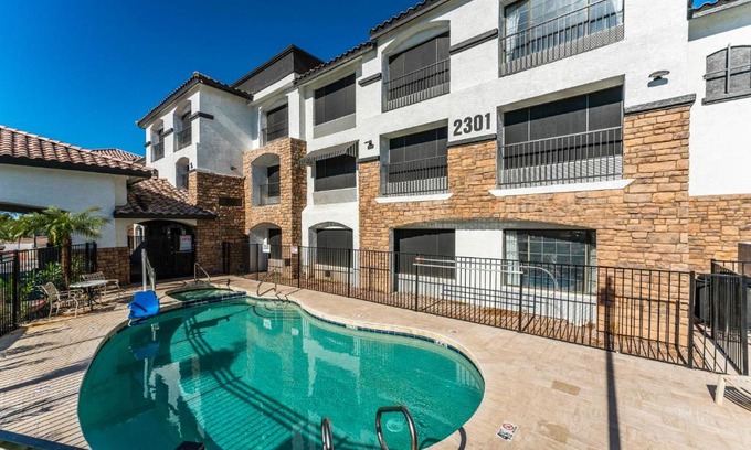 Tempe Apartment | Studio Full Kitchen Tempe Studio w pool, jacuzzi, gym perfect location No Pets