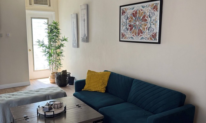 Burbank House | Stylish Burbank Getaway – Ensuite Baths + Prime Location!n10 Mins to Universal!