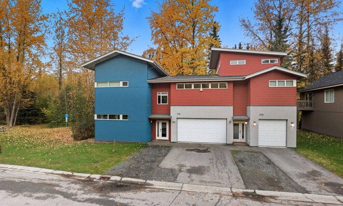Turnagain Apartment | The Wildlife Gallery - Modern Creekfront Rental