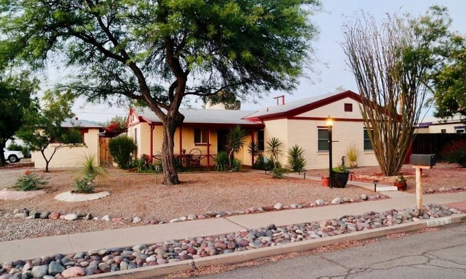 The Garden District House | Updated 3BR Retreat Hot Tub Quiet & Central Near Zoo, Dining & Parks