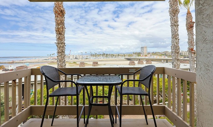 Townsite Condo | Wake Up to Waves: Stunning Ocean View Getaway!