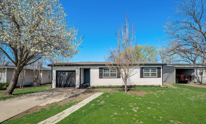 South Arlington House | WALK TO THE STADIUM from your 3-bedroom house in Arlington with HOT TUB!