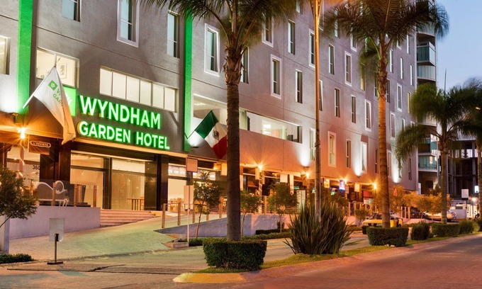 Financial District Hotel | Wyndham Garden Guadalajara Acueducto