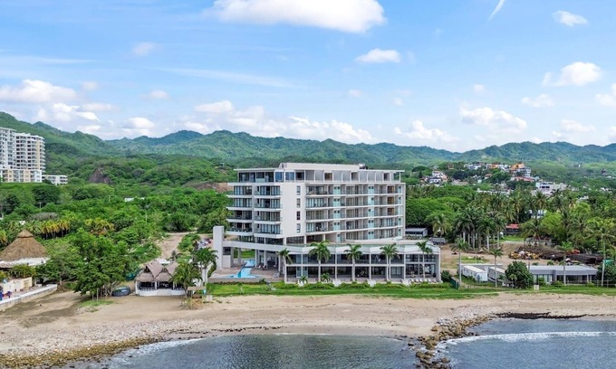 La Cruz de Huanacaxtle Apartment | Zantamar 105C: Beachfront Suite on Groundfloor