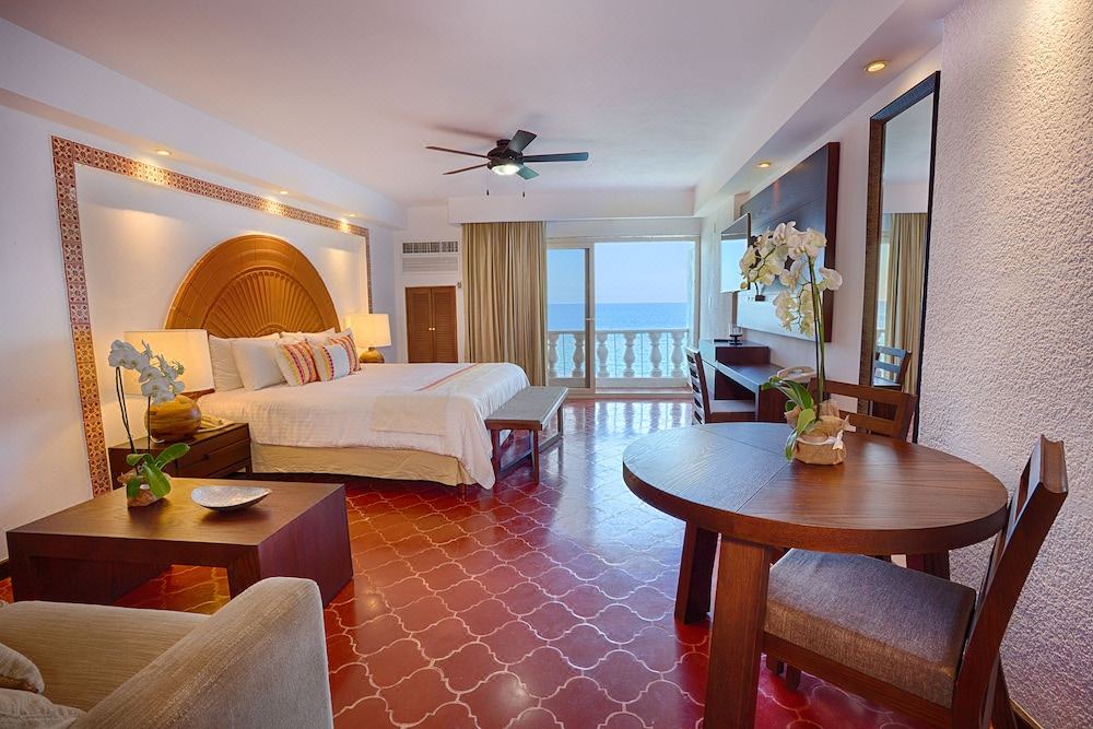 Photo of Livingroom in South Shore Hotel Area