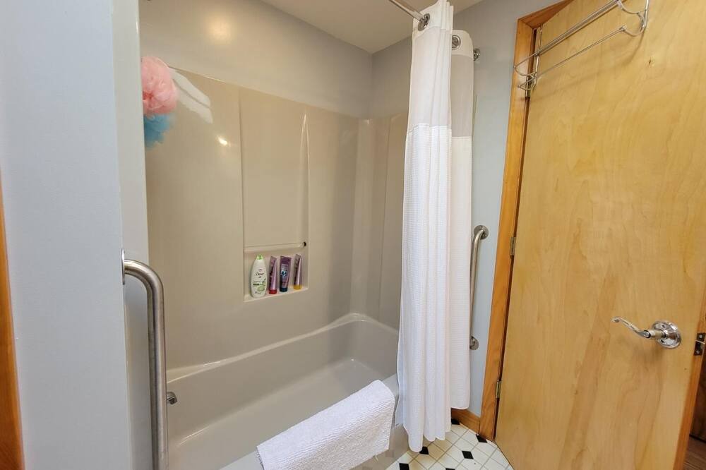 Photo of Bathroom in Isle of Springs