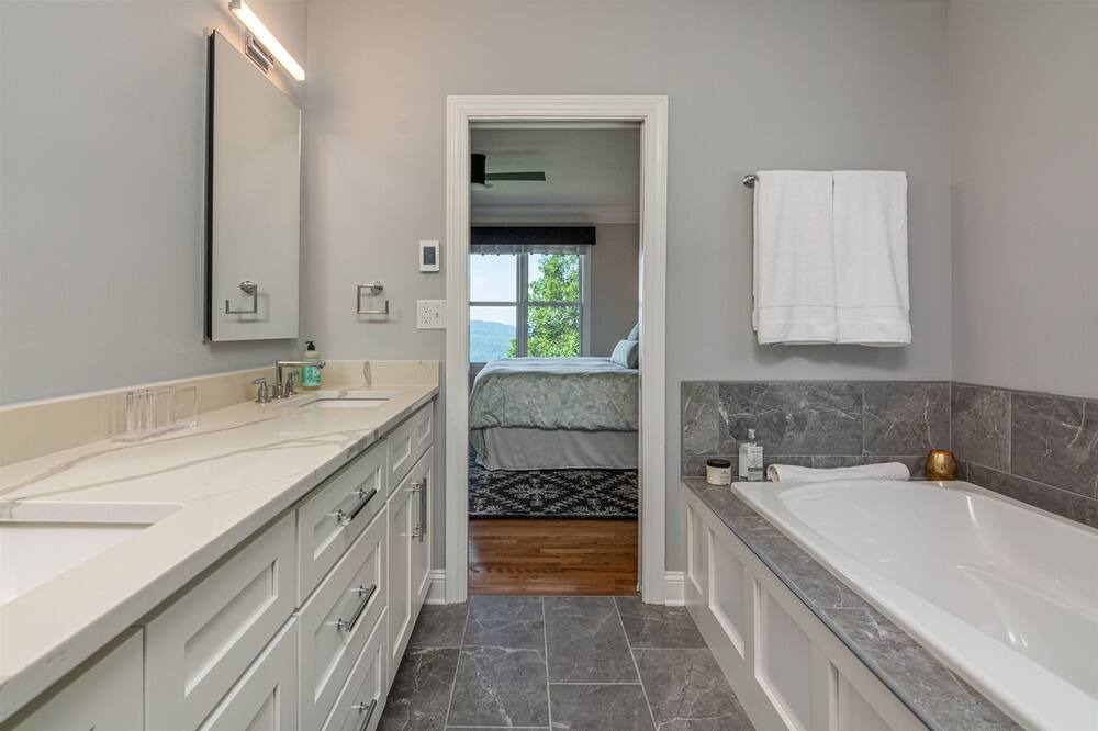 Photo of Bathroom in Laurel Park
