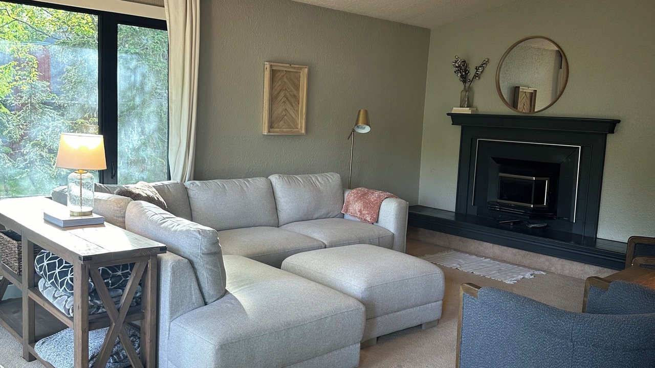 Photo of Livingroom in Mid-Hillside