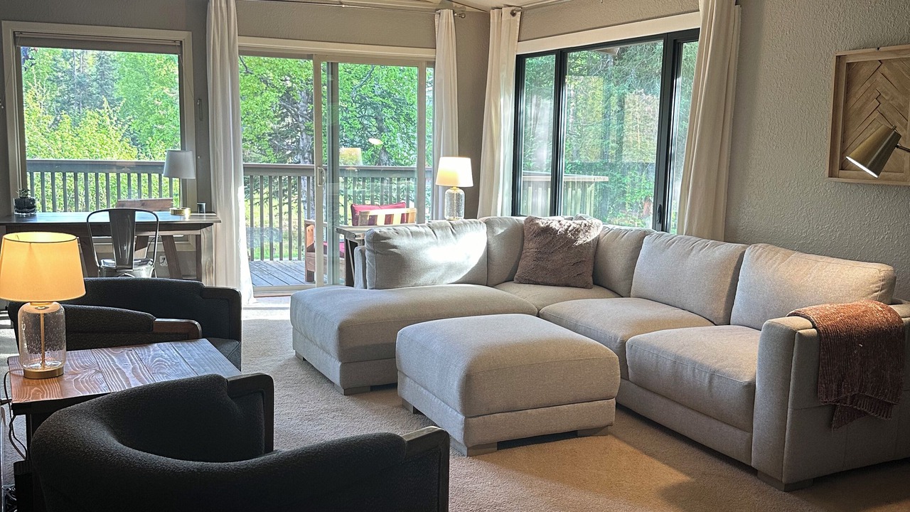 Photo of Livingroom in Mid-Hillside