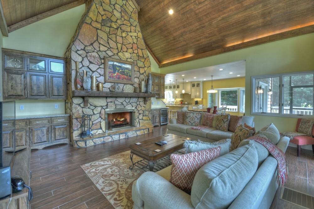 Photo of Livingroom in Necowa Cove
