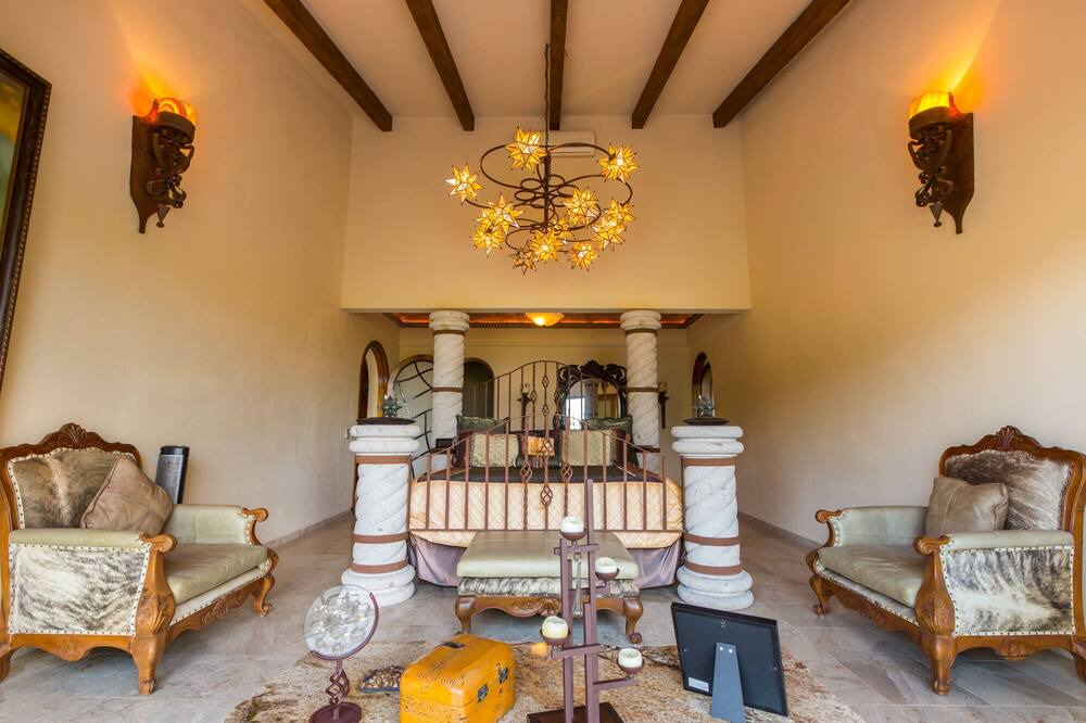 Photo of Livingroom in South Shore Hotel Area