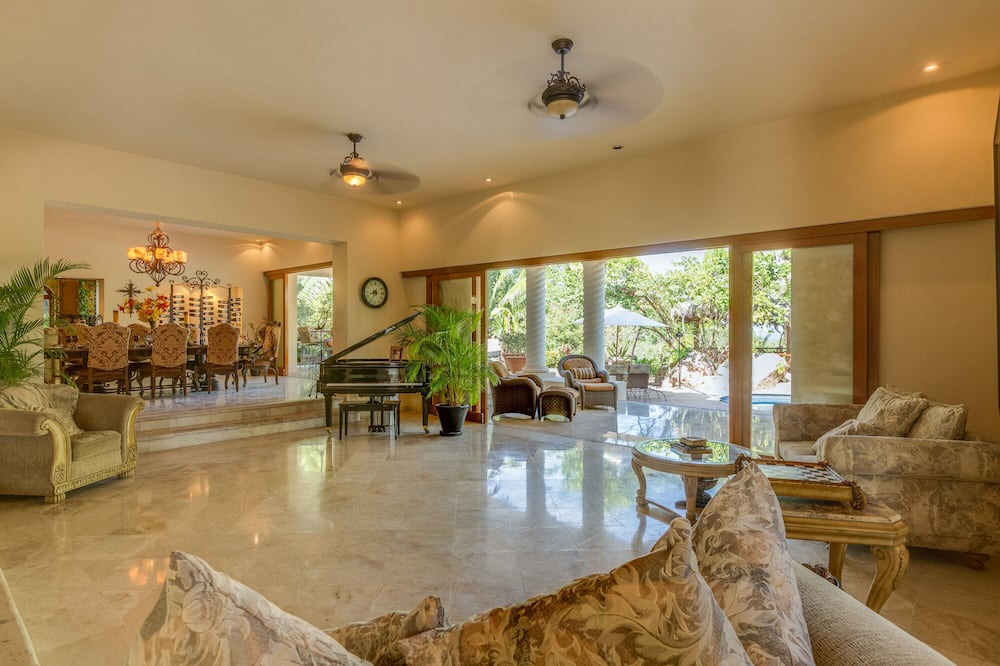 Photo of Livingroom in South Shore Hotel Area