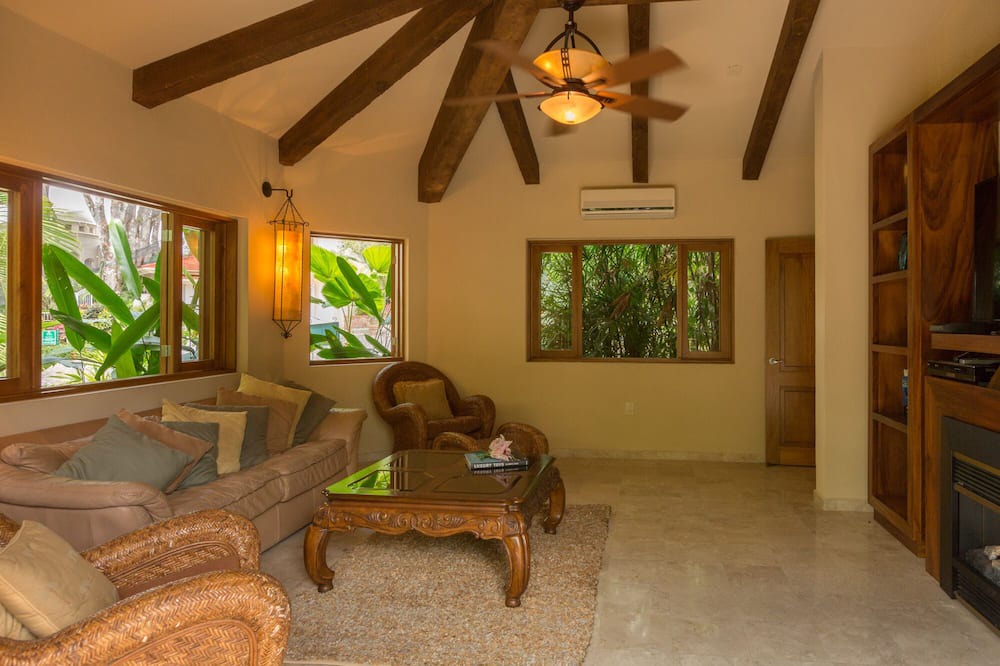 Photo of Livingroom in South Shore Hotel Area