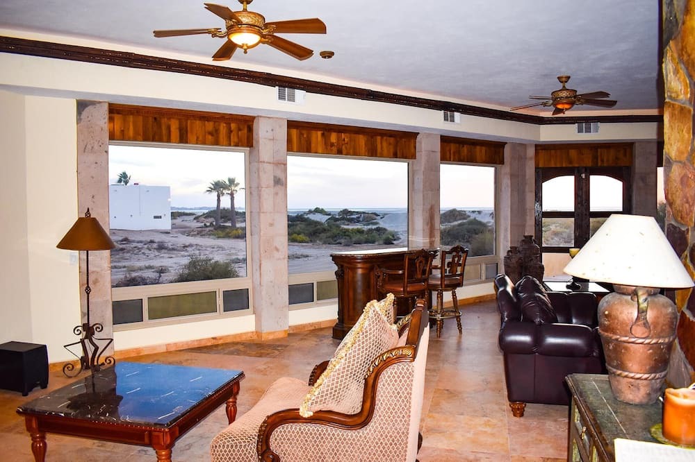 Photo of Livingroom in Laguna Shores