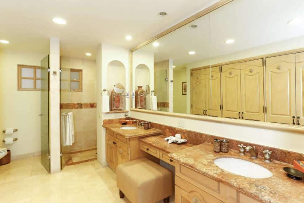 Photo of Bathroom in Marina