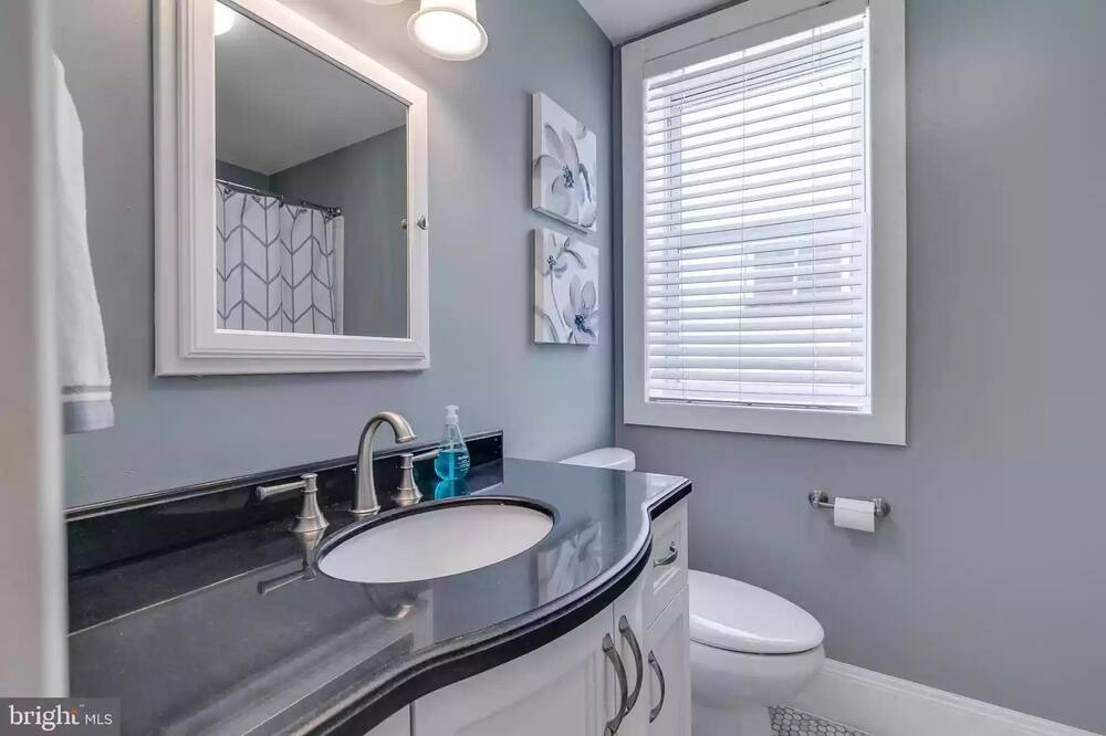 Photo of Bathroom in Logan Square