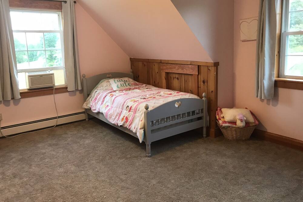 Photo of Bedroom in Weeks Mills