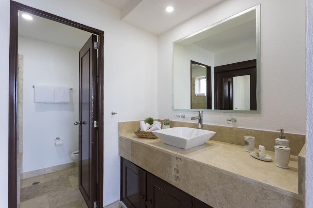 Photo of Bathroom in Flamingos