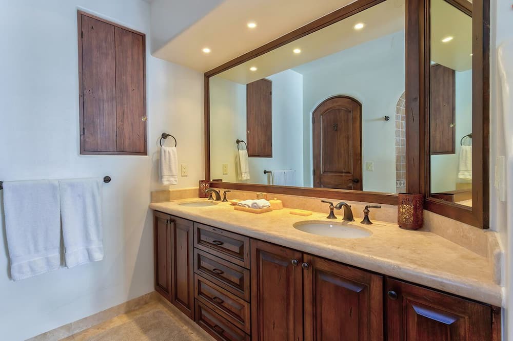 Photo of Bathroom in Buzzards