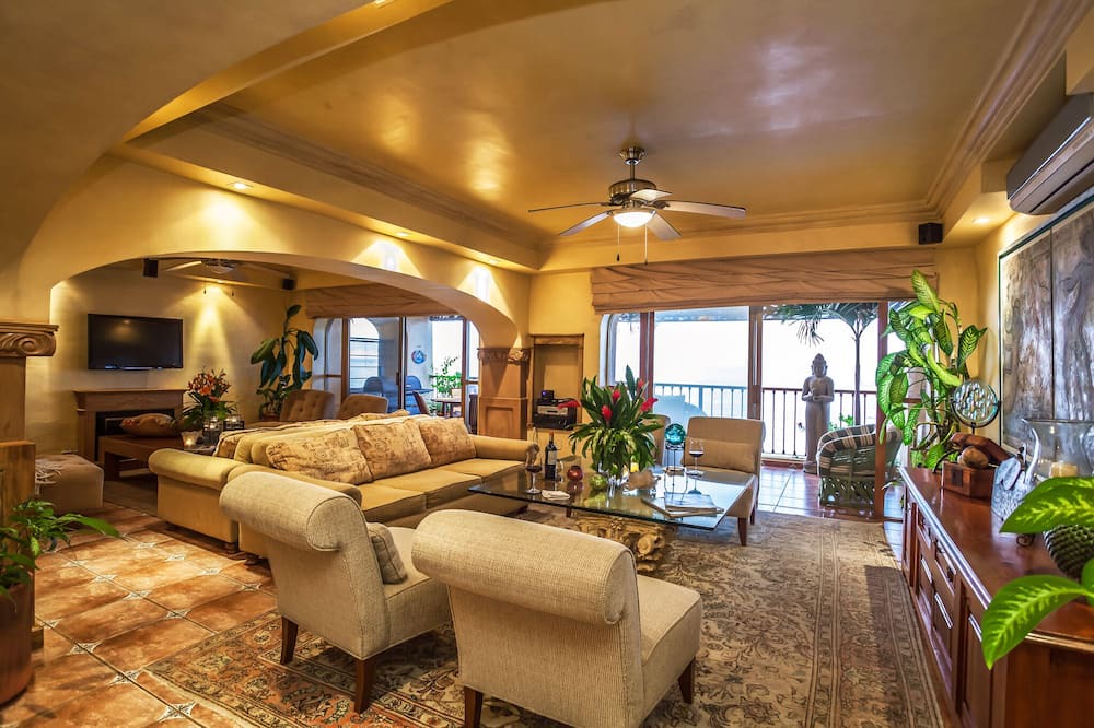 Photo of Livingroom in South Shore Hotel Area