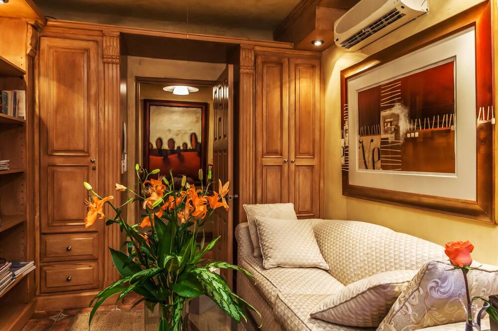 Photo of Livingroom in South Shore Hotel Area
