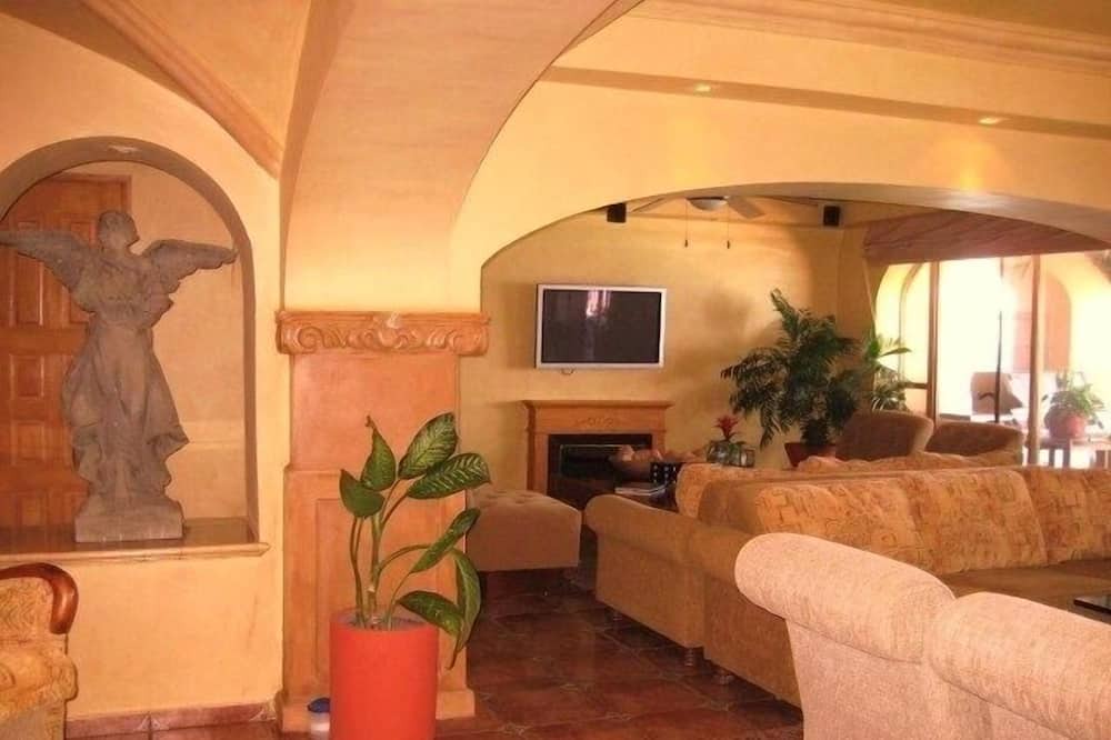 Photo of Livingroom in South Shore Hotel Area