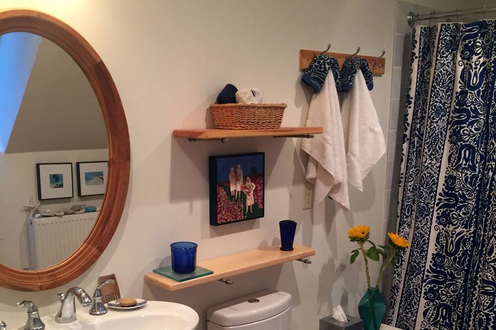 Photo of Bathroom in Pond Cove