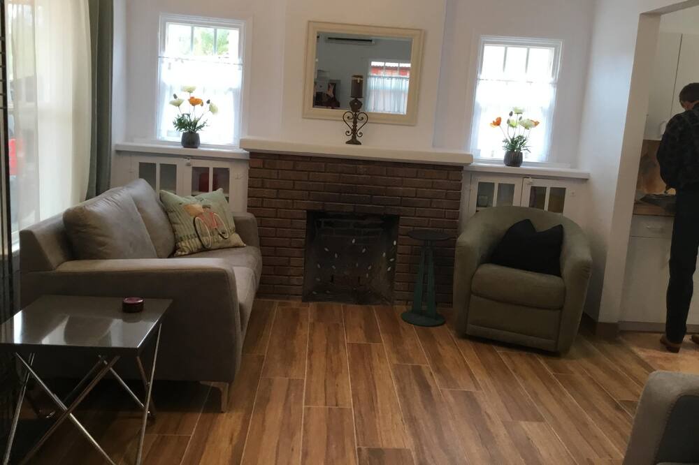 Photo of Livingroom in Blenman-Elm