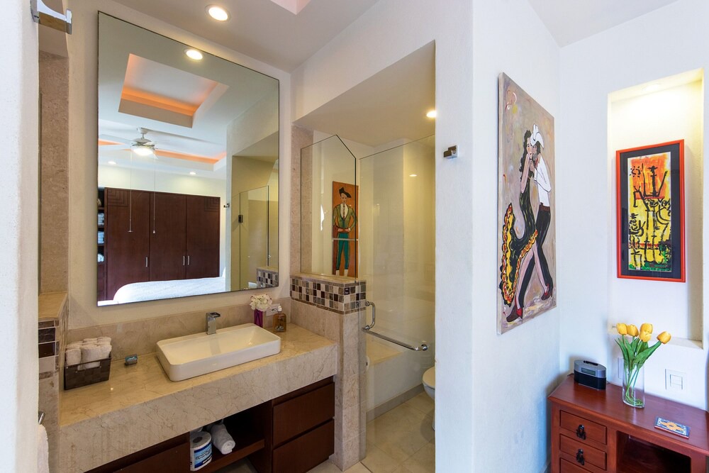 Photo of Bathroom in Romantic Zone