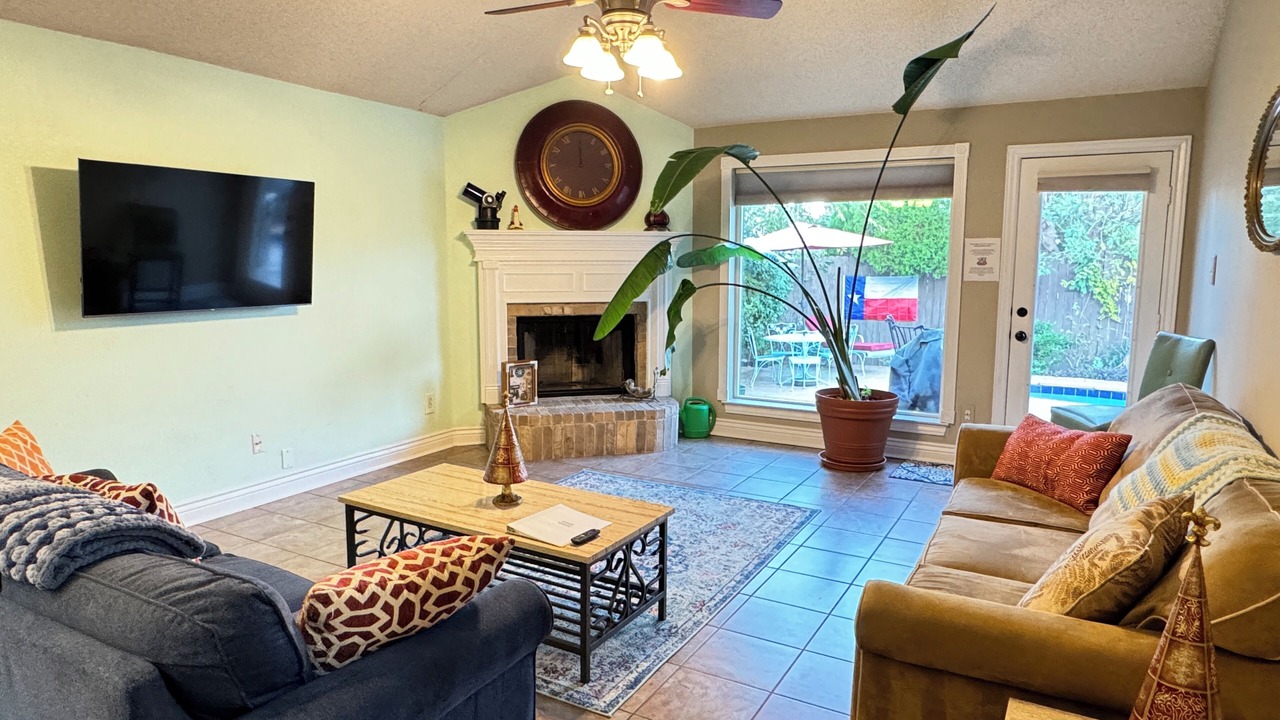 Photo of Livingroom in Southwest Arlington