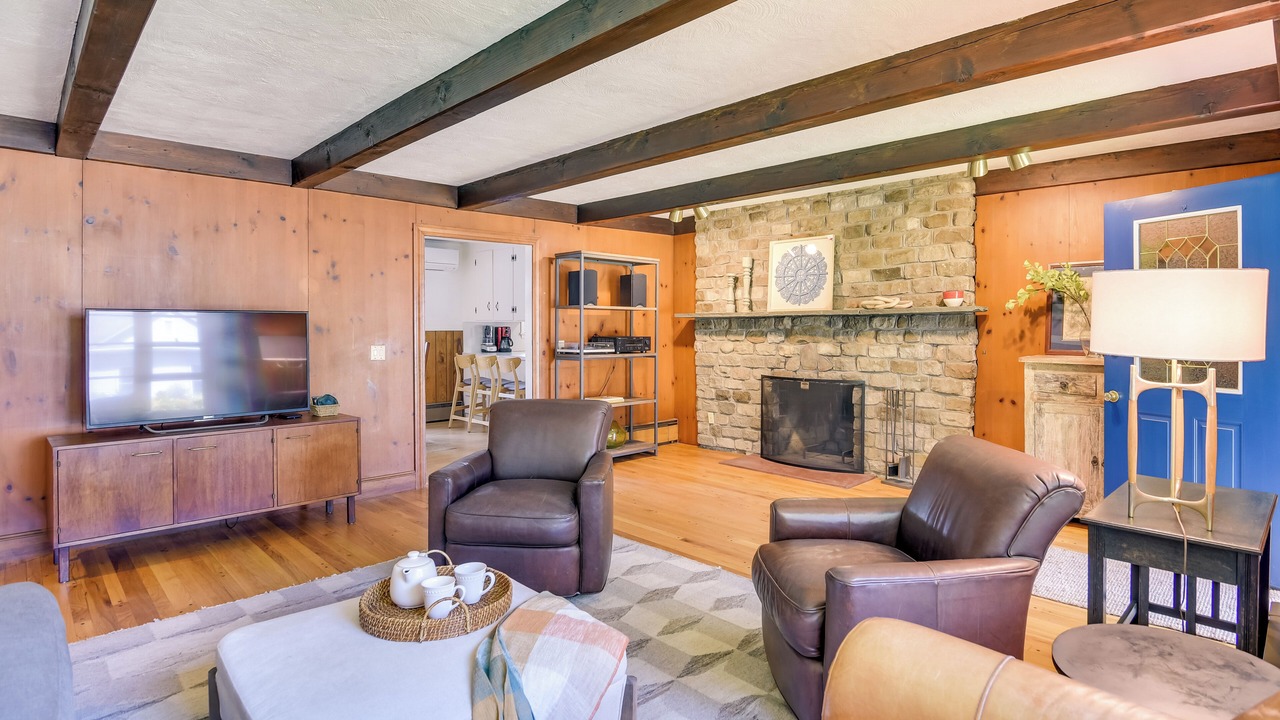 Photo of Livingroom in Saunderstown