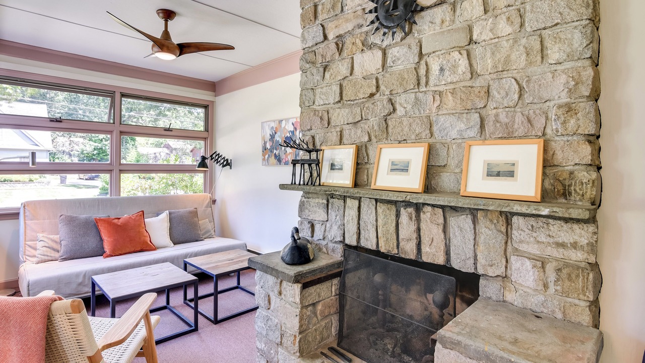 Photo of Livingroom in Saunderstown