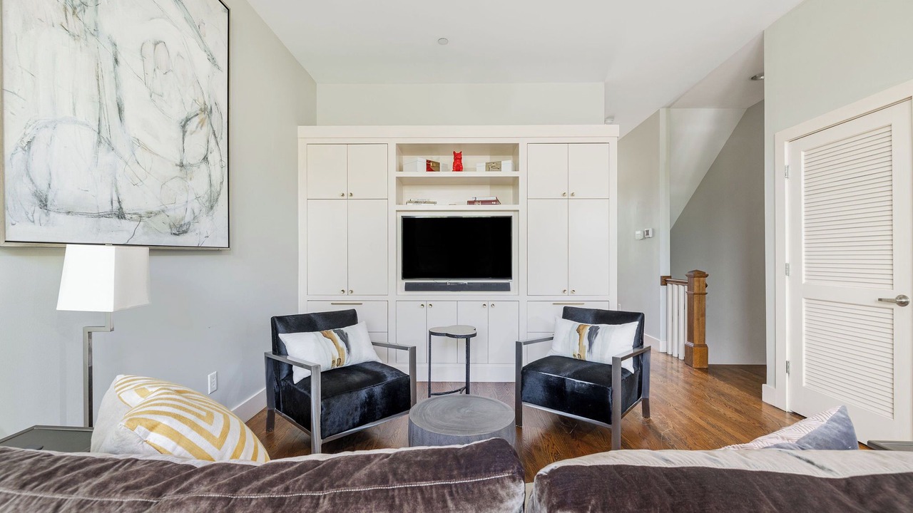 Photo of Livingroom in Belmont - Hillsboro