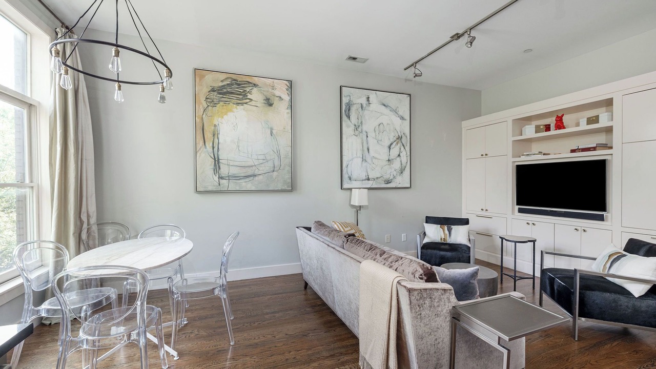 Photo of Livingroom in Belmont - Hillsboro