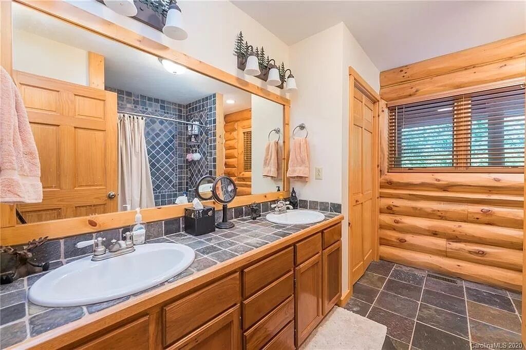 Photo of Bathroom in Old Fort