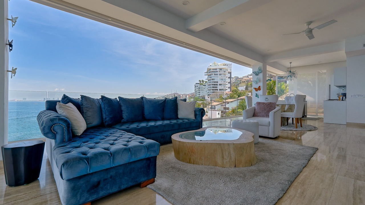 Photo of Livingroom in South Shore Hotel Area