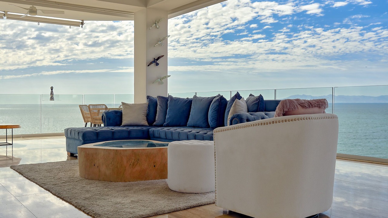 Photo of Livingroom in South Shore Hotel Area