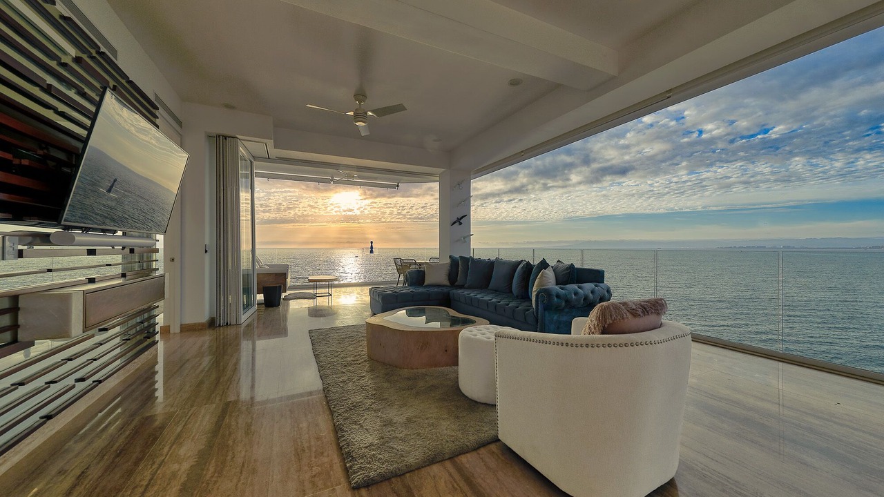 Photo of Livingroom in South Shore Hotel Area