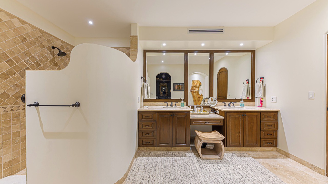 Photo of Bathroom in Buzzards