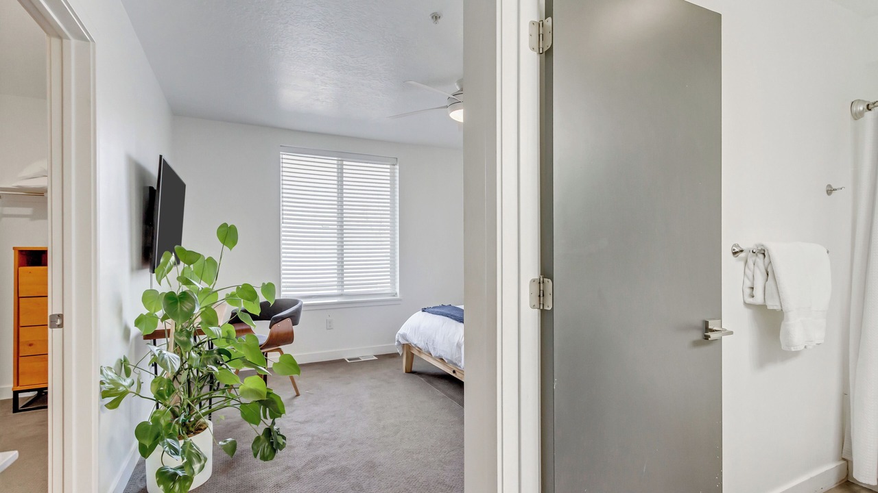 Photo of Bedroom in People's Freeway