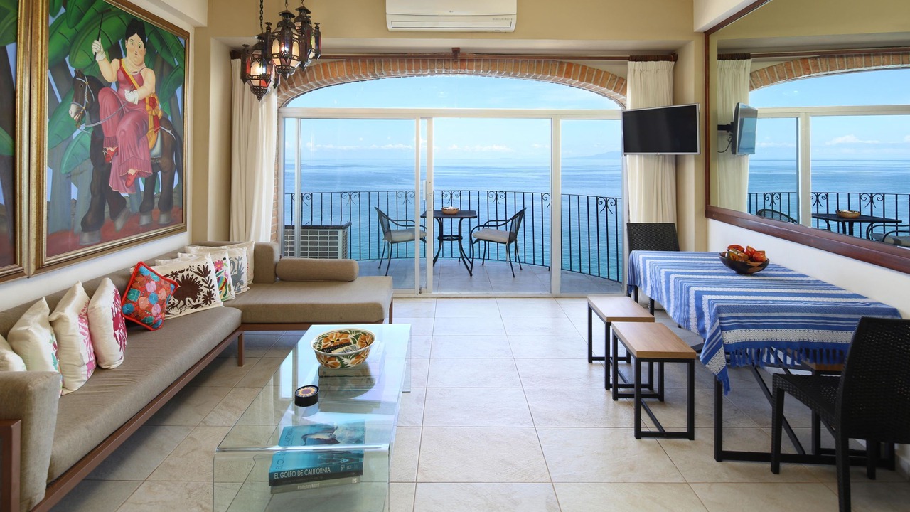 Photo of Livingroom in South Shore Hotel Area