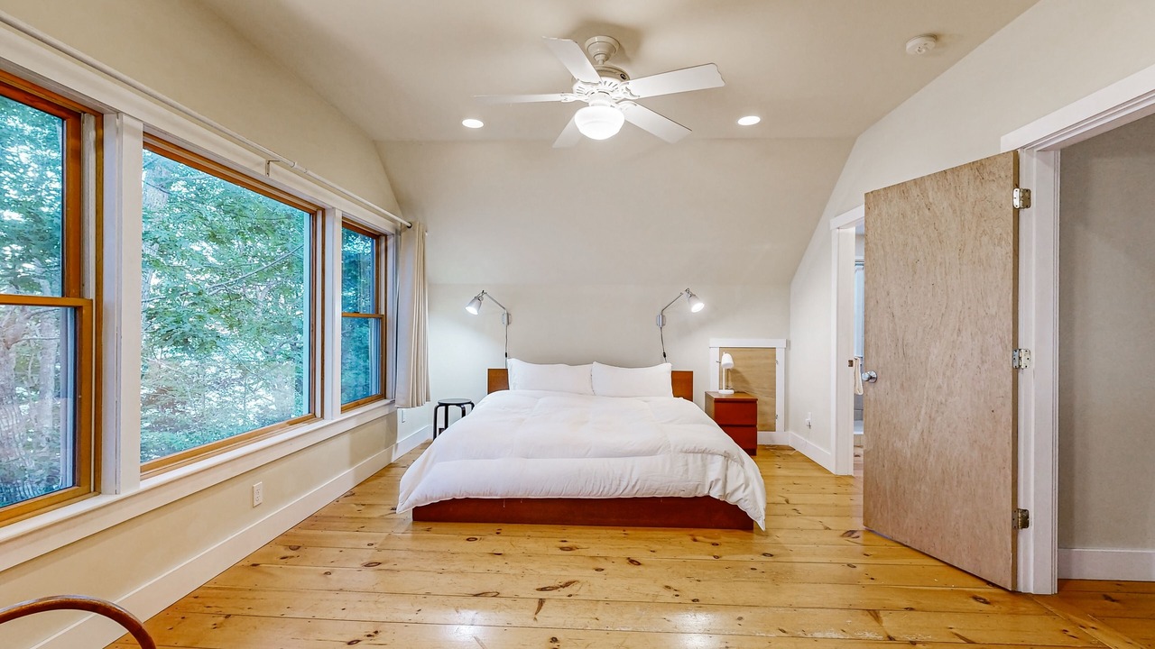 Photo of Bedroom in Round Pond