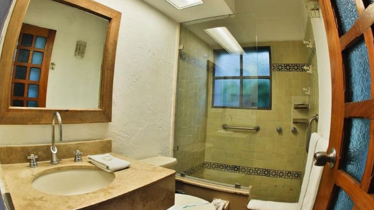 Photo of Bathroom in La Florida