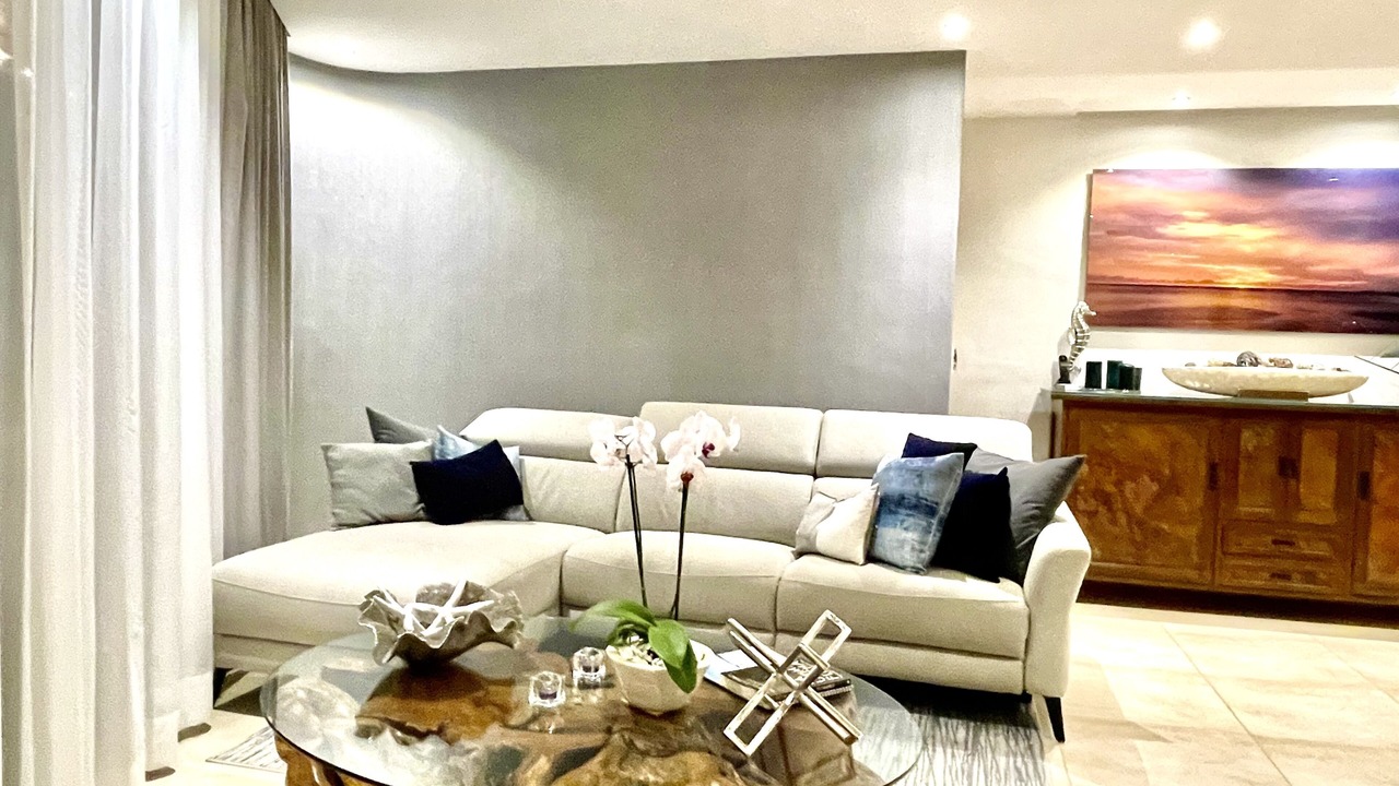 Photo of Livingroom in South Shore Hotel Area