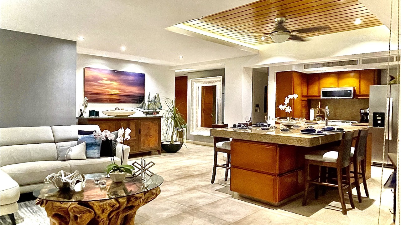 Photo of Livingroom in South Shore Hotel Area
