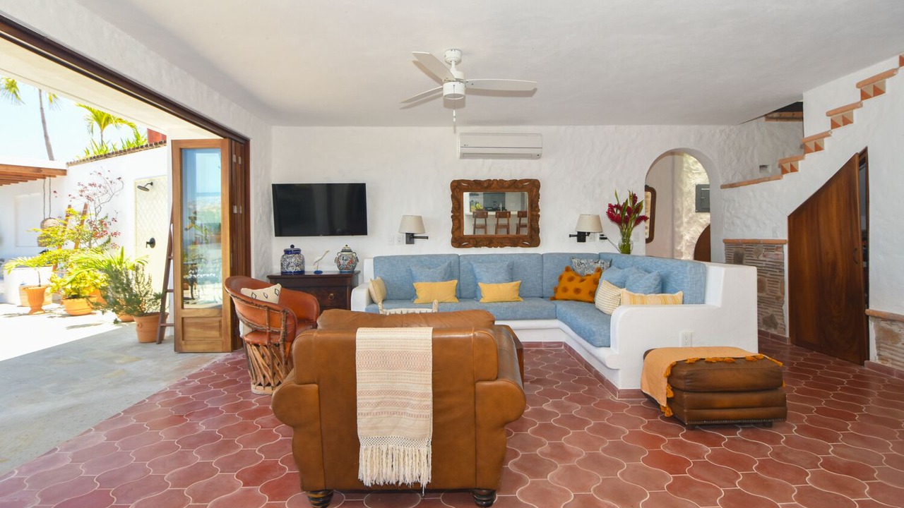 Photo of Livingroom in South Shore Hotel Area