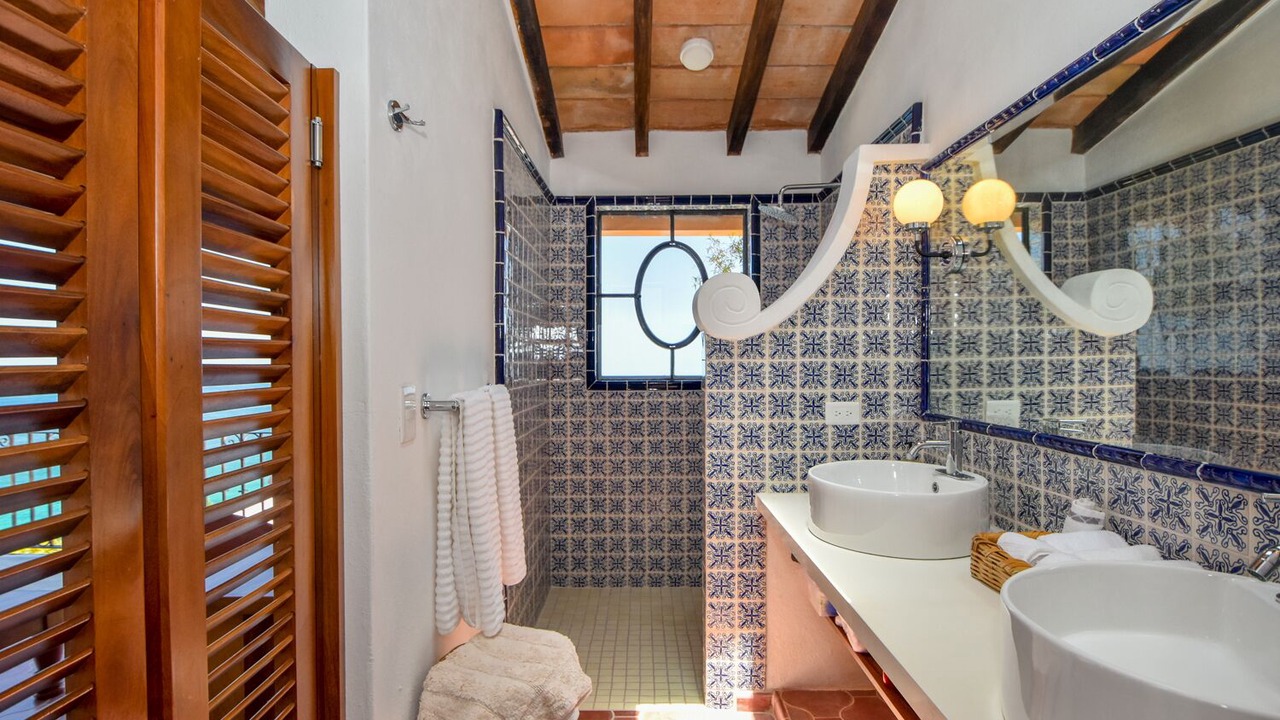 Photo of Bathroom in South Shore Hotel Area