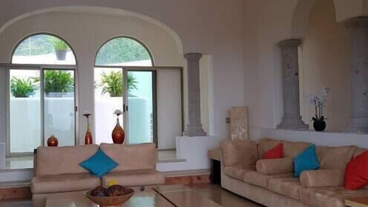 Photo of Livingroom in South Shore Hotel Area