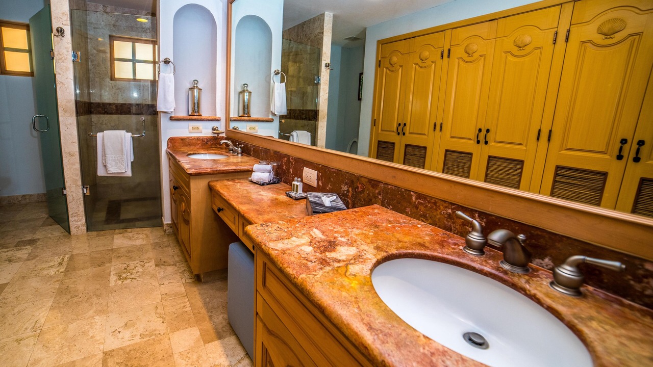 Photo of Bathroom in Flamingos