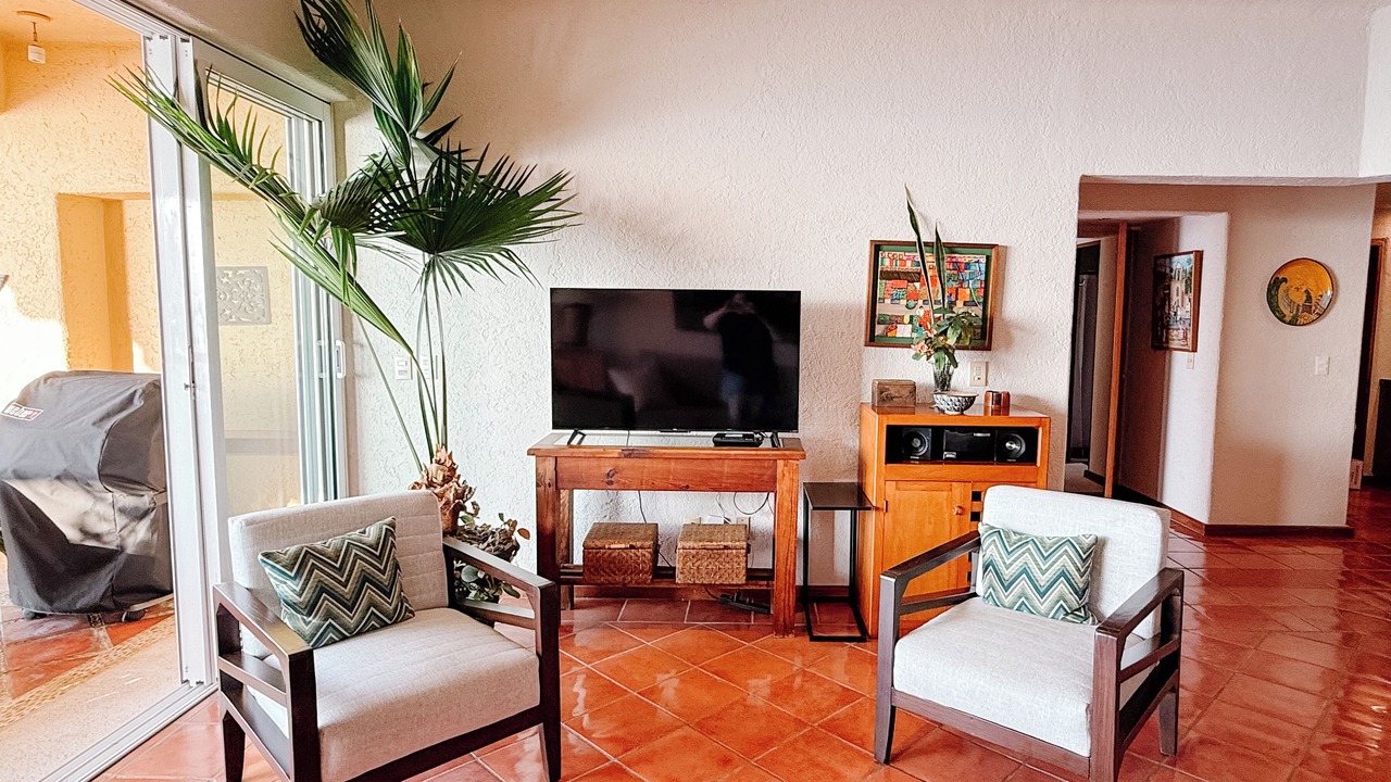Photo of Livingroom in South Shore Hotel Area